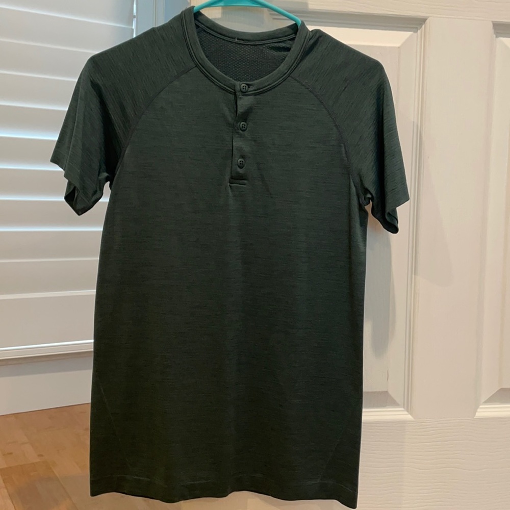 Men’s Lululemon Shirt w/ three-button down Xsmall